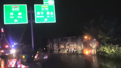 货车高速路上侧翻   雨天路滑谨慎驾驶