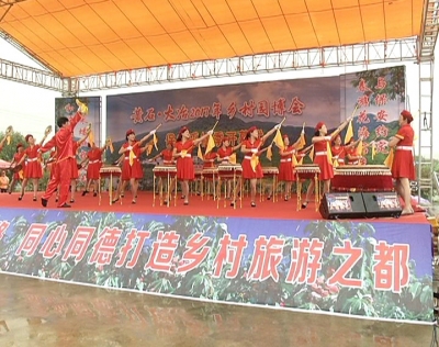 采桃节游人如织