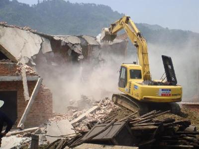 市城管局、市创建办、市商务局等部门联合拆除汇达农贸市场