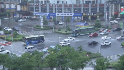 大雨袭城内涝严重 多家部门紧急排涝