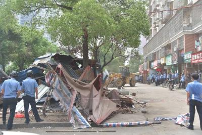 开发区牵头组织拆除“临时菜市场”