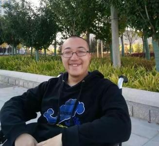 高分残疾考生请求带母上学 清华校长深夜打电话关心