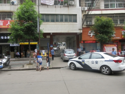 任性司机停车堵住出警通道 警方提醒：没有任何理由可以阻塞出警通道