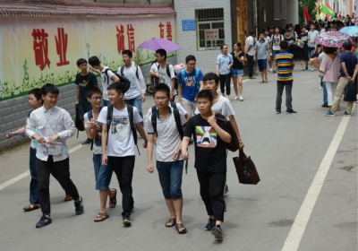 再见，中考！ 提醒考生：放松需适当 积极主动调整好心态 