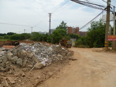 防汛通道成垃圾场 市民担忧不安全 相关部门：已设置警示牌，并将加强管理