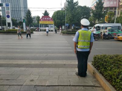 记者走上街头用文字镜头记录 高温下的城市秩序“守卫者”   