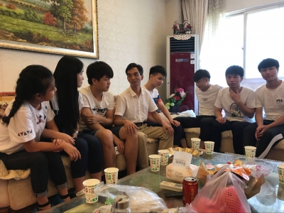 教师版图上的“宏伟”一笔 患癌教师坚持将最后一届高三学生带毕业