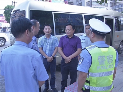 胡长春看望慰问高温一线职工