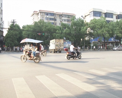 多部门联合执法整治驾乘摩托车不文明行为