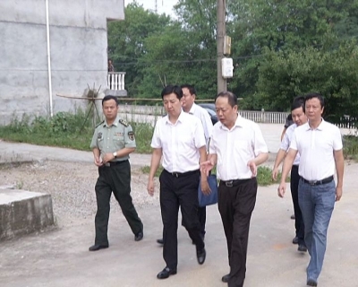 李修武、王刚走访慰问优抚对象