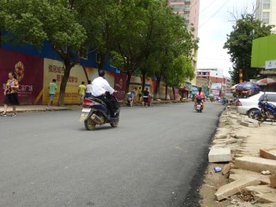 还曙公路坑洼的道路通车了