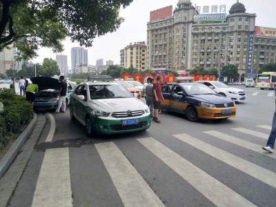 记者直击城区车辆停放乱象，市民热议 整治乱停乱放需疏堵结合 