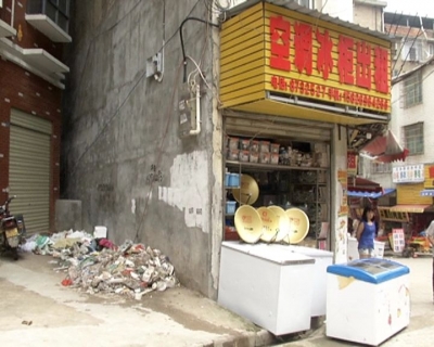 垃圾堆店边“安家” 物业公司及时解决