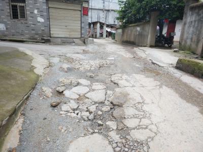 主要通道破损不堪 居民通行难 社区：已上报通过“老旧社区改造”项目，将尽快处理