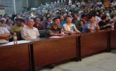 东风社区举办“党建引领·幸福小区暨创建全国文明城市”文艺演出活动