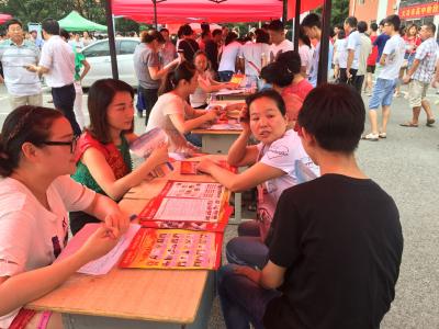 中招会昨日举行 考生家长忙“问经” 市招办建议：志愿填写需结合招生计划、考生成绩及成绩排名等因素