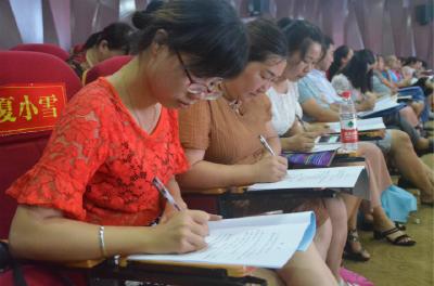1360名中小学班主任暑期“充电” 我市中小学班主任培训班开班