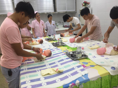“新手爸爸”学育婴