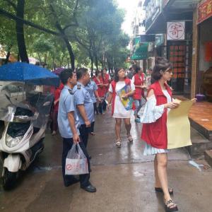 东风社区 发放文明贴页渲染创建氛围