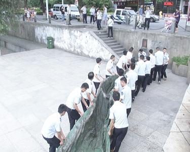 市城管集中整治夜市摊点