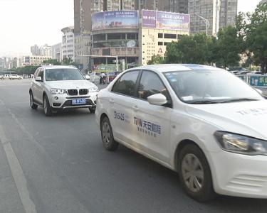 志愿者路口执勤 爱心企业送清凉