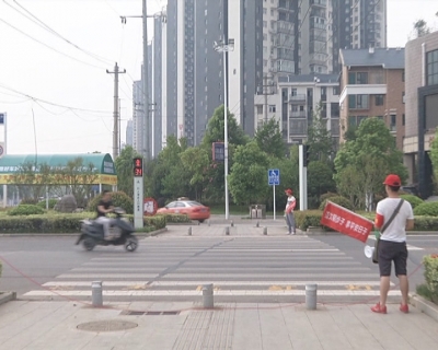 志愿者路口执勤“在岗不在位”现象突出