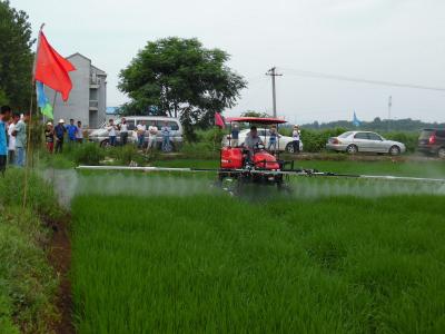 罗桥街办农机服务中心在下袁垦区开展高效机械化植保技术观摩活动