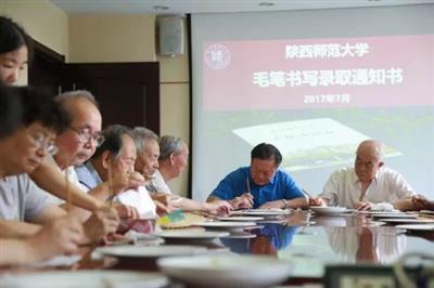 高校发放录取通知书花样翻新 珍珠CD种子啥都有