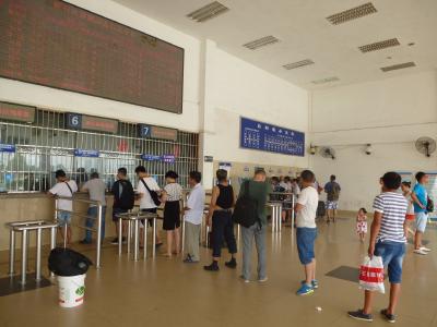 火车站售票厅无空调“烤”验旅客 相关单位：目前尚未考虑安装空调