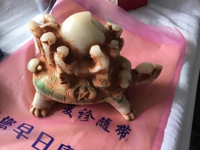 这样的骗局有人中招 3000元买了个塑料“古董”