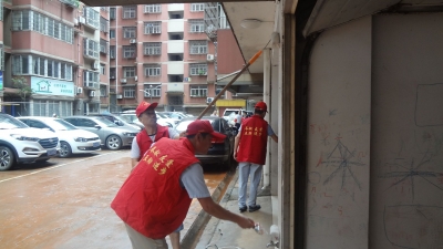 市城区房管所组织在职党员联合民主社区工作人员深入龙腾山庄小区开展环境卫生清洁活动