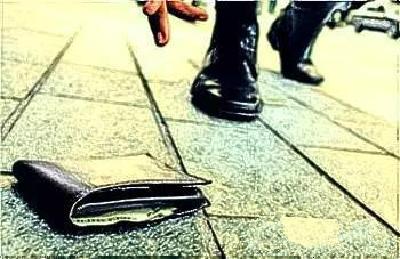 钱包被捡却难取回 民警劝说物归原主