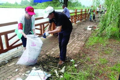 市环保局开展沿湖垃圾清理整治志愿活动