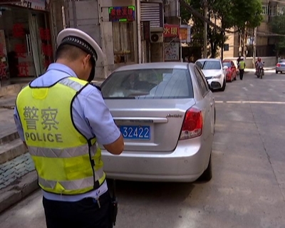 “全线禁停”难阻乱停车 交警现场贴罚单
