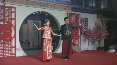 古典婚礼秀“汉绣”展示传统文化魅力