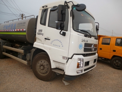 洒水车不带“身份证”上路遭质疑 升阳升公司表示：将对所有车辆加强管理，并及时督促无牌车辆上牌