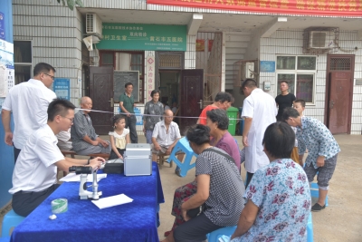 情暖贫困白内障患者       