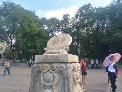 清华大学日晷被刻字 校方：学校已修复并呼吁爱护校园环境