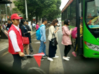 “志愿红”活跃铜都大街小巷