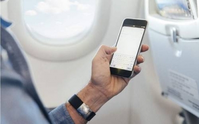 飞机上用手机“禁令”松动 民航局将放权给航空公司
