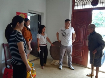 市妇联开展节前送温暖活动