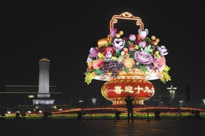 国庆大花篮夜间放“光彩” 地面花卉首次使用冷光源