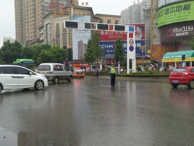 “应急”信号灯 保障路口畅通