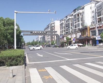 交通路口半小时30多辆汽车“绕红灯”