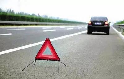 高速出警途中遇车祸 刑警变身交警忙救援