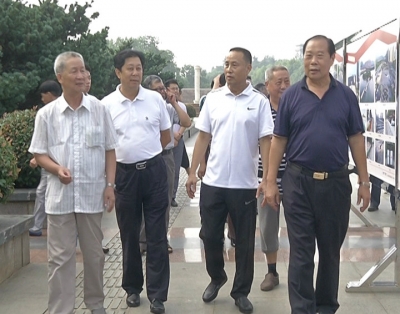 市人大组织离退休老干部参观考察全国文明城市创建工作
