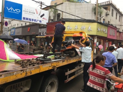 “创文”冲刺期  文明交通整治持续进行 昨日，市城管局联合交警、特警等部门开展整治行动