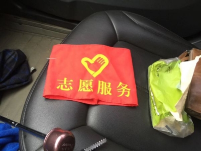 热心市民带病参与志愿服务