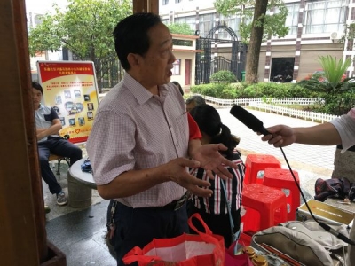 退休老党员义务为居民理疗