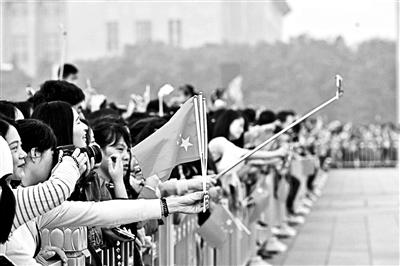 国庆节11.5万人到天安门广场观看升旗仪式